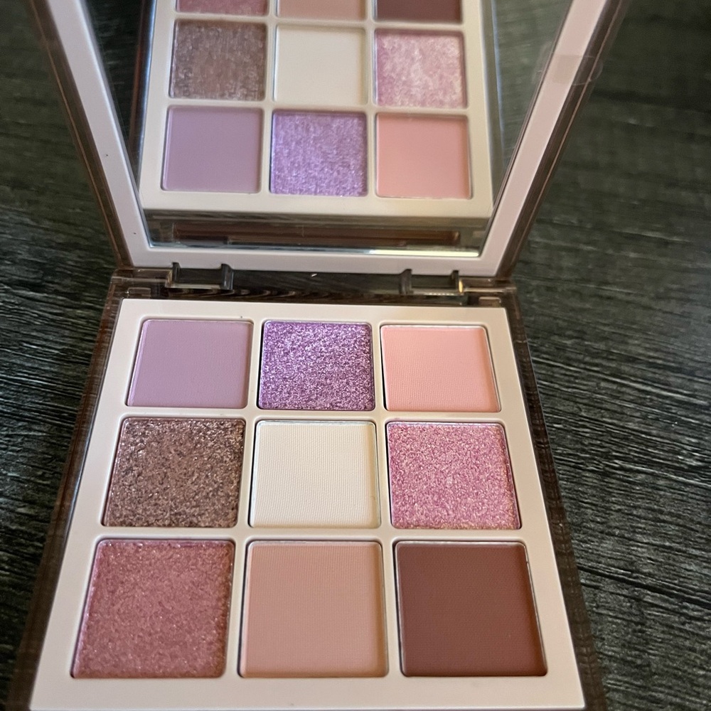 Huda Eyeshadow Palette with Pink and Purple Shades